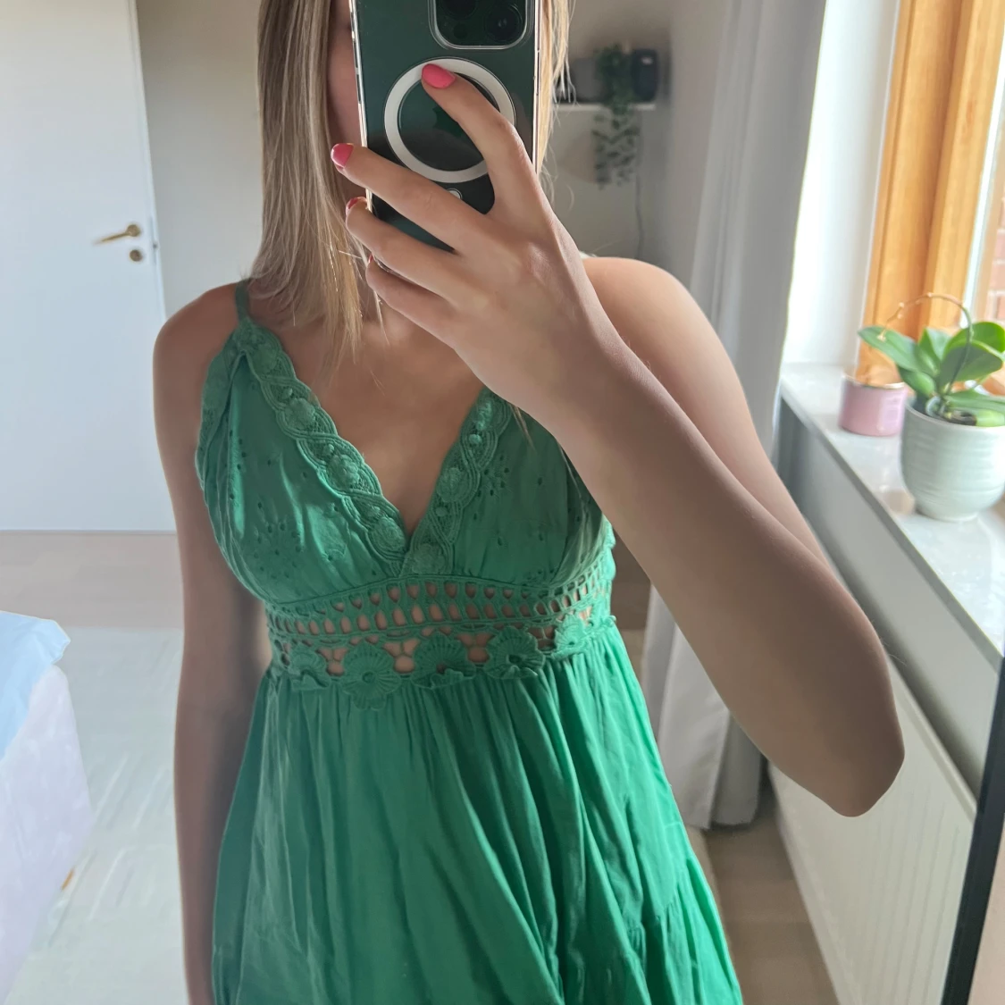 Grön sommarklänning med spetsdetaljer - 1