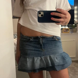 Jeanskjol med volang - Säljer en blå jeanskjol med volang nertill. Egensydd!😽passar mig som vanligtvis är xs/s