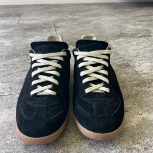 Svarta gats från Maison Margiela - Säljer ett par svarta gats från Maison Margiela. Skorna är i toppen skick och endast använda fåtal gånger. Ingår även box📦, äkthetsbevis🧾och dustbag🎒. Priset är inte fast utan kan diskuteras 💸Hör av dig vid mer frågor⁉️