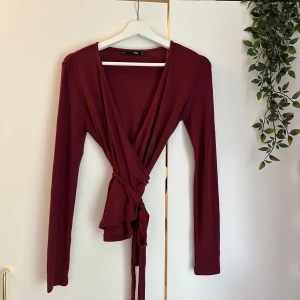 Röd omlott topp - Helt oanvänd topp! (Bara tagit bort lappen)