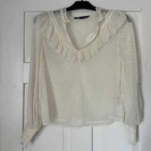 Vit blus från Zara  - Fin vit/genomskinlig blus från Zara. Använd fåtal gånger och i mycket bra skick. Storlek Xs.