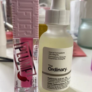 SKÖNHET - Maybelline läppglans plump aldrig använd i 003 pink sting🫶🏼 och the ordinary serum hyloronic Acid också aldrig använd! 