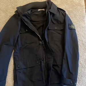 Stone island jacka - Säljer nu denna riktigt vackra och sällsynta stone island jackan. Jackan är i storleken S men skulle vilja påstå att den passar dig som brukar  bära M också. Jackan är i väldigt bra skick!