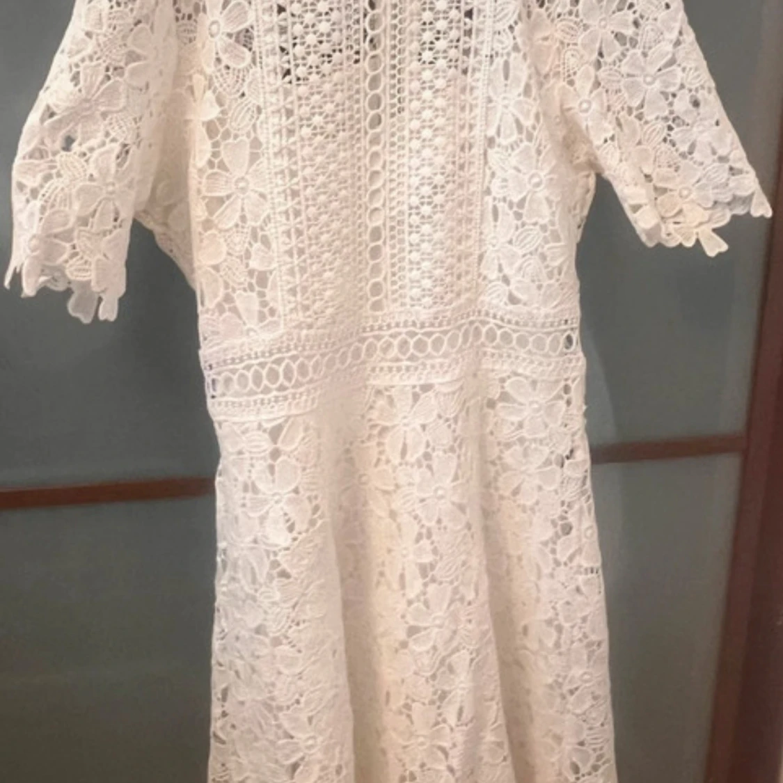 Vit spetsklänning med blommigt mönster - 3