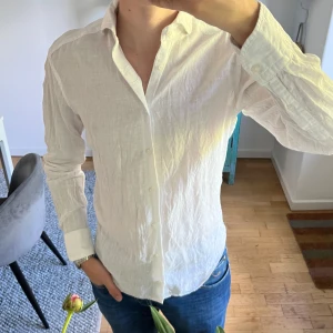 Linneskjorta från La Chemise - Vit linneskjorta från La Chemise i perfekt skick                      Köpt i deras butik vid Stureplan