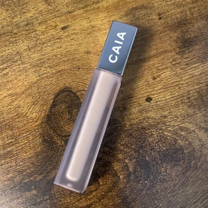 CAIA IT’S ICONIC concealer färg 1N - Concealer från CAIA i färg 1N använd fåtal gånger då formulan inte passade mig 