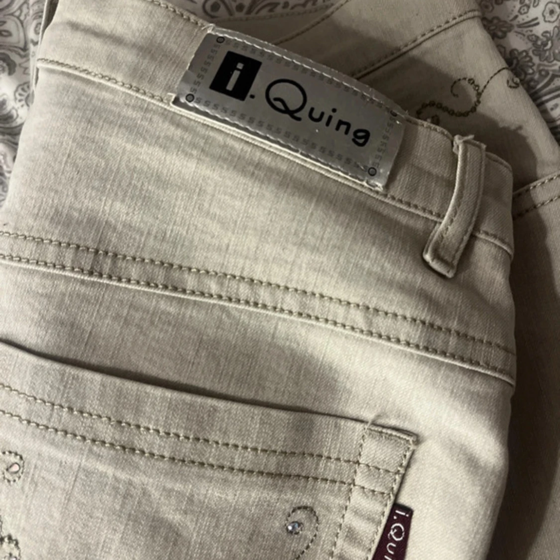 Beige/kräm vita bootcut byxor från Quine - 4