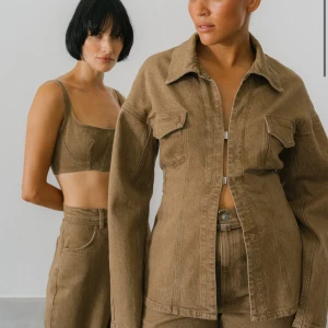 Beige jeansjacka från Avora - Snygg beige jeansjacka från Avora. Helt ny med prislapp då den inte kommit till användning. Nypris 2200kr!💕