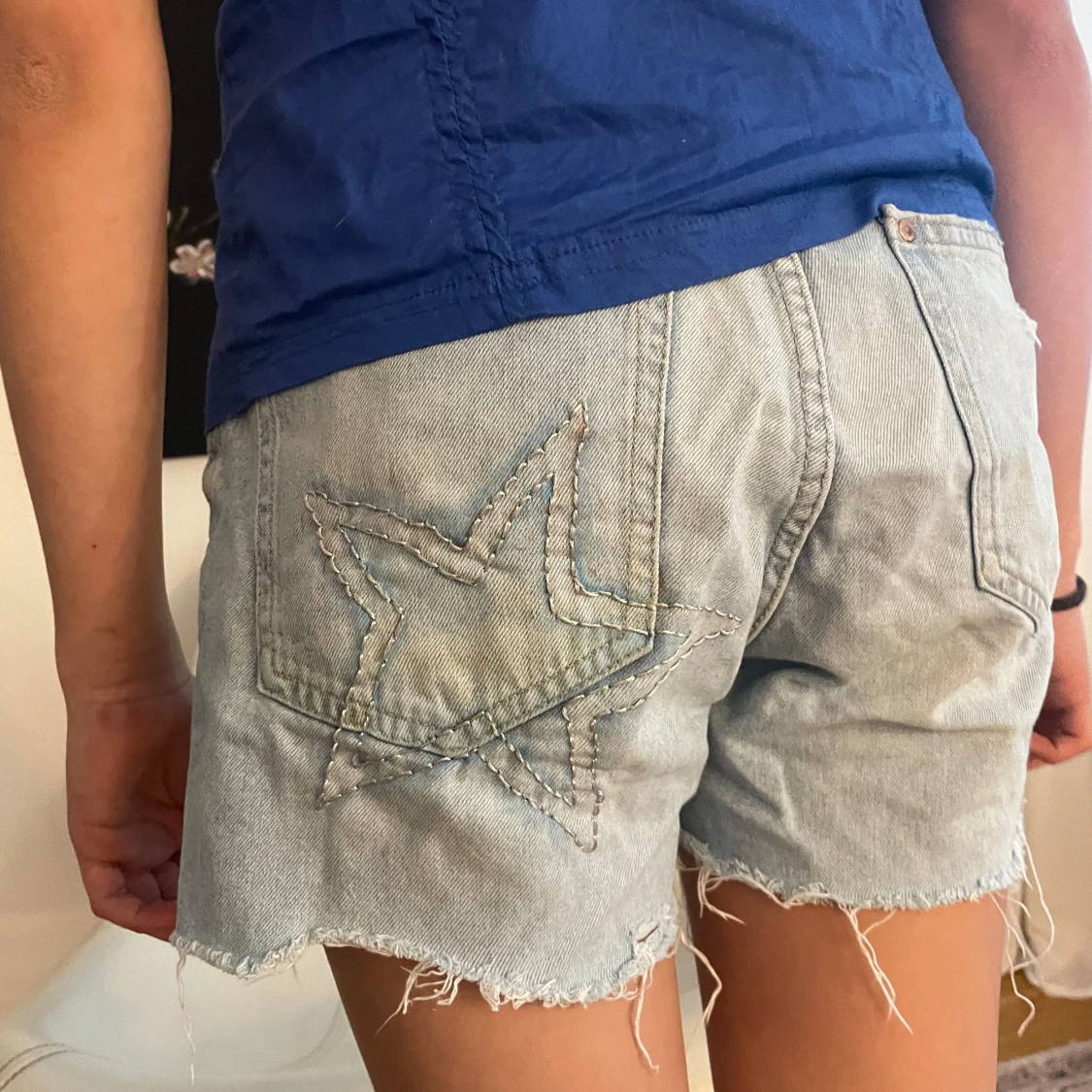 Ljusblå jeansshorts med stjärndetalj - 2
