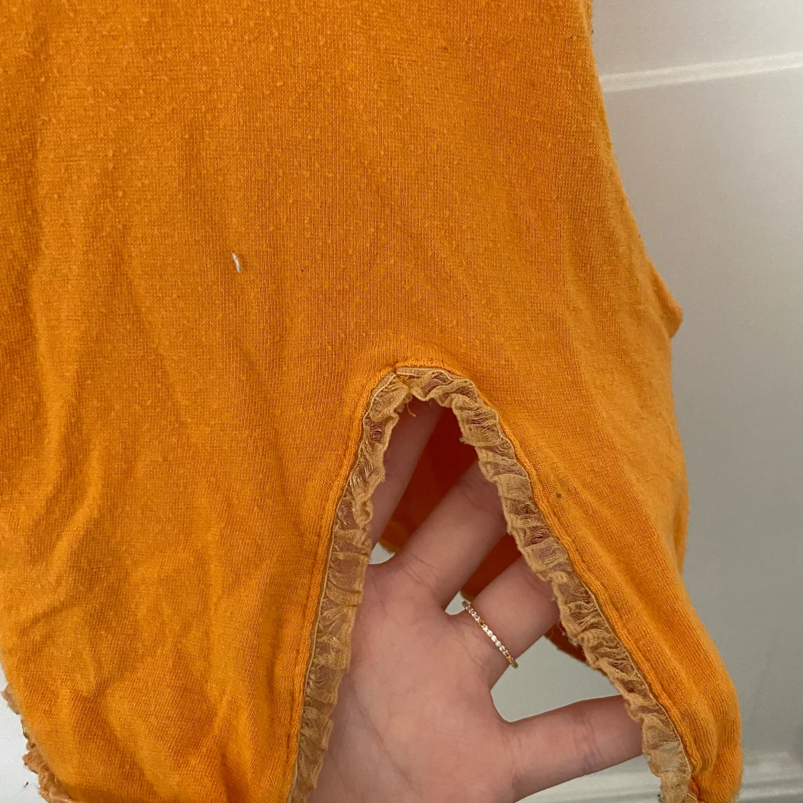 Orange topp med spetsdetaljer - 2