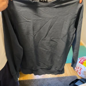 Mörkblå sweatshirt från Billabong - Säljer en enkel och stilren mörkblå sweatshirt från Billabong. Tröjan har rund halsringning och långa ärmar, perfekt för en avslappnad look. Mjuk insida som gör den extra skön att ha på sig.