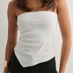 Tube topp - Säljer denna snygga tube topp från Nelly! Nästan aldrig använd💞Kom privat för frågor eller intresse.