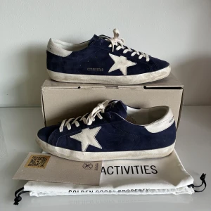 Golden goose superstar - Sjukt snygga golden goose skor i mörkblå mocka som inte tillverkas längre. De är i ett jättebra skick: 9/10. Box, dustbag och certifikat följer med. Skriv gärna vid funderingar! 