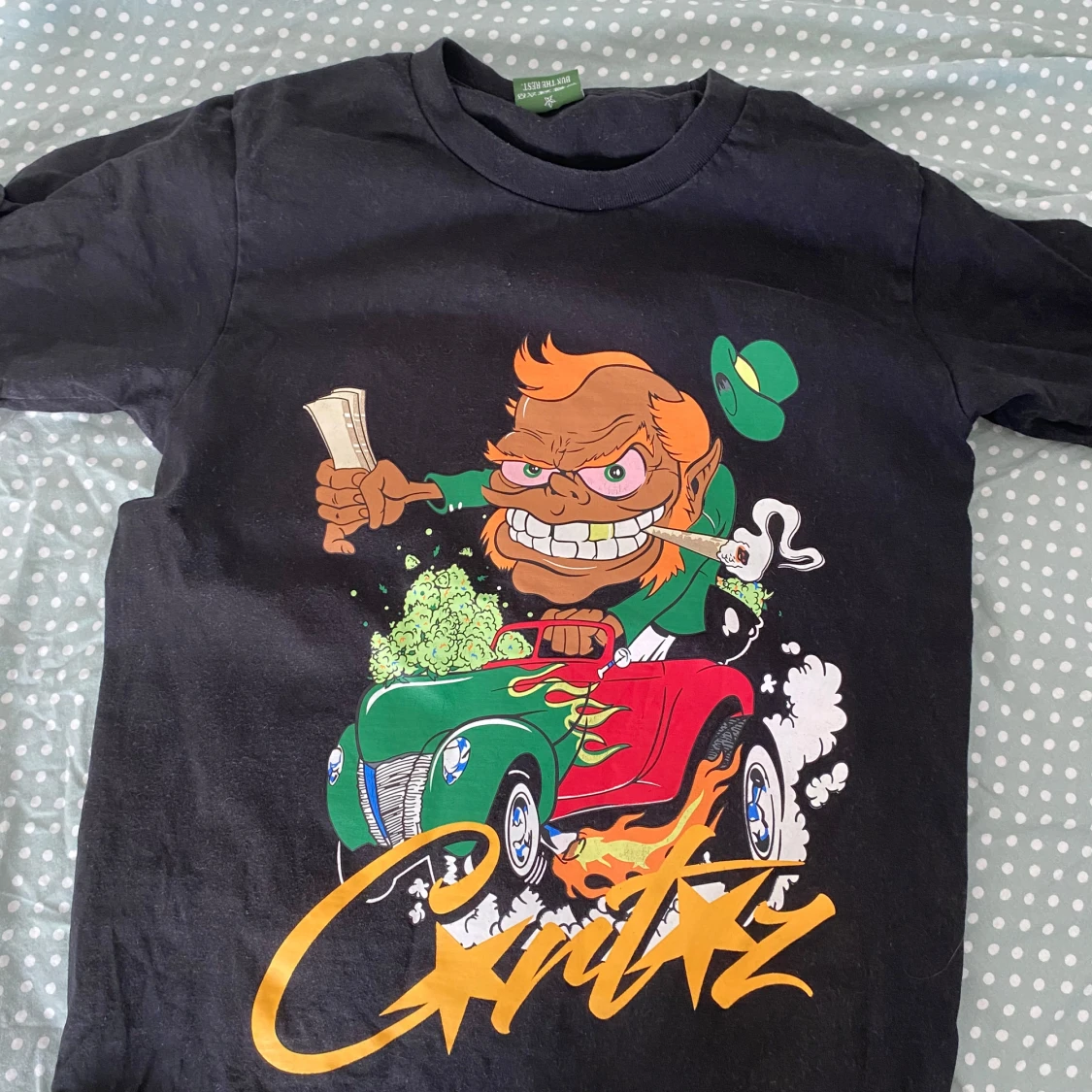 Svart t-shirt med tecknad tryck från Cortez