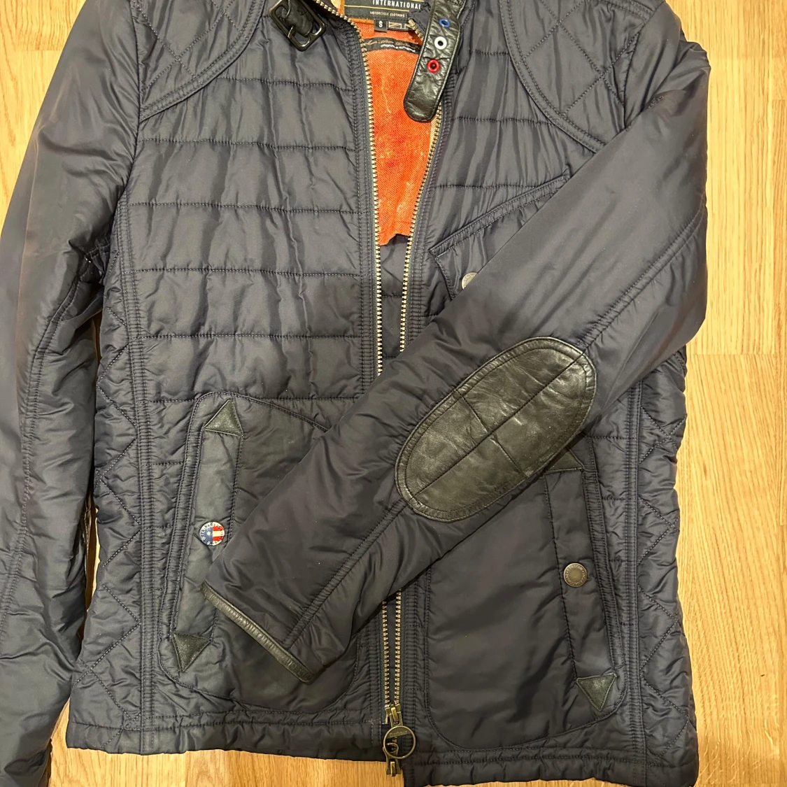 Mörkblå quiltad jacka från Barbour