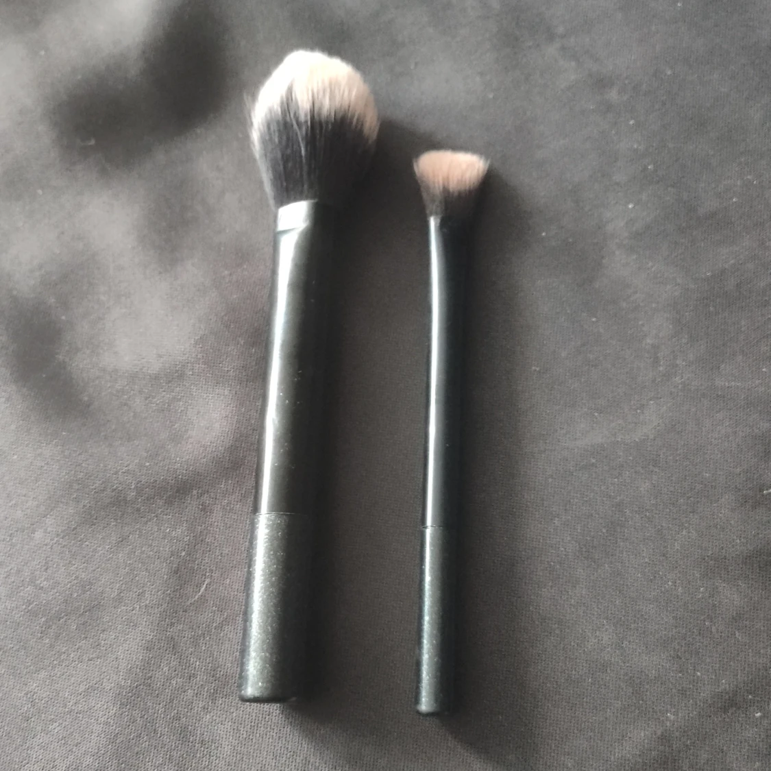 Svarta sminkborstar i två storlekar