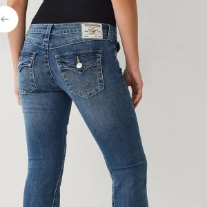 Intressekoll true religion jeans - Vill sälja mina true religion jeans då de är lite för stora och förlånga. Använda fåtal gånger endast minimalt slitage som man kan se på sista bilden. Midjemåttet är ca 38cm, pris kan diskuteras💞