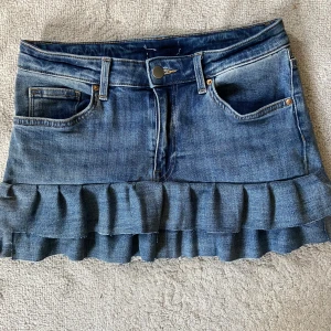 Jeanskjol med volanger - Jättesnygg egensydd jeanskjol som är perfekt nu till sommarn. Pris kan diskuteras