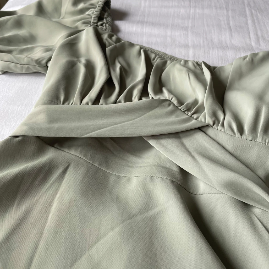 Ljusgrön omlottklänning med puffärmar - 1