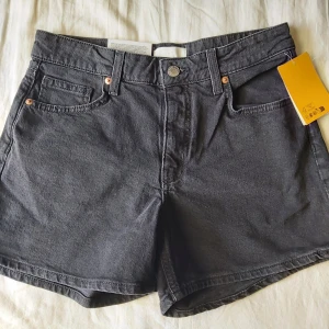 Svarta jeansshorts från H&M - Från H&M Råkade beställa 2 par och säljer de ena då returen tillbaka till HM kostar.. Säljer för de priset jag köpte för. Accepterar inte bud på dessa.  Se sista bild för bevis på vad jag köpte de för