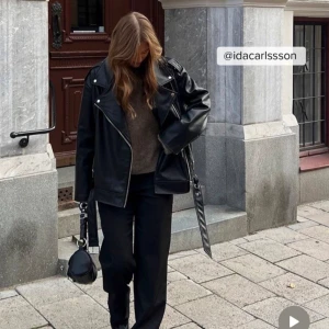 Skinnjacka - Oversized skinnjacka från NAKD x Ida Carlsson kollektionen💗 använder inte längre💗nypris 1099kr💗 skriv vid fler frågor💗 