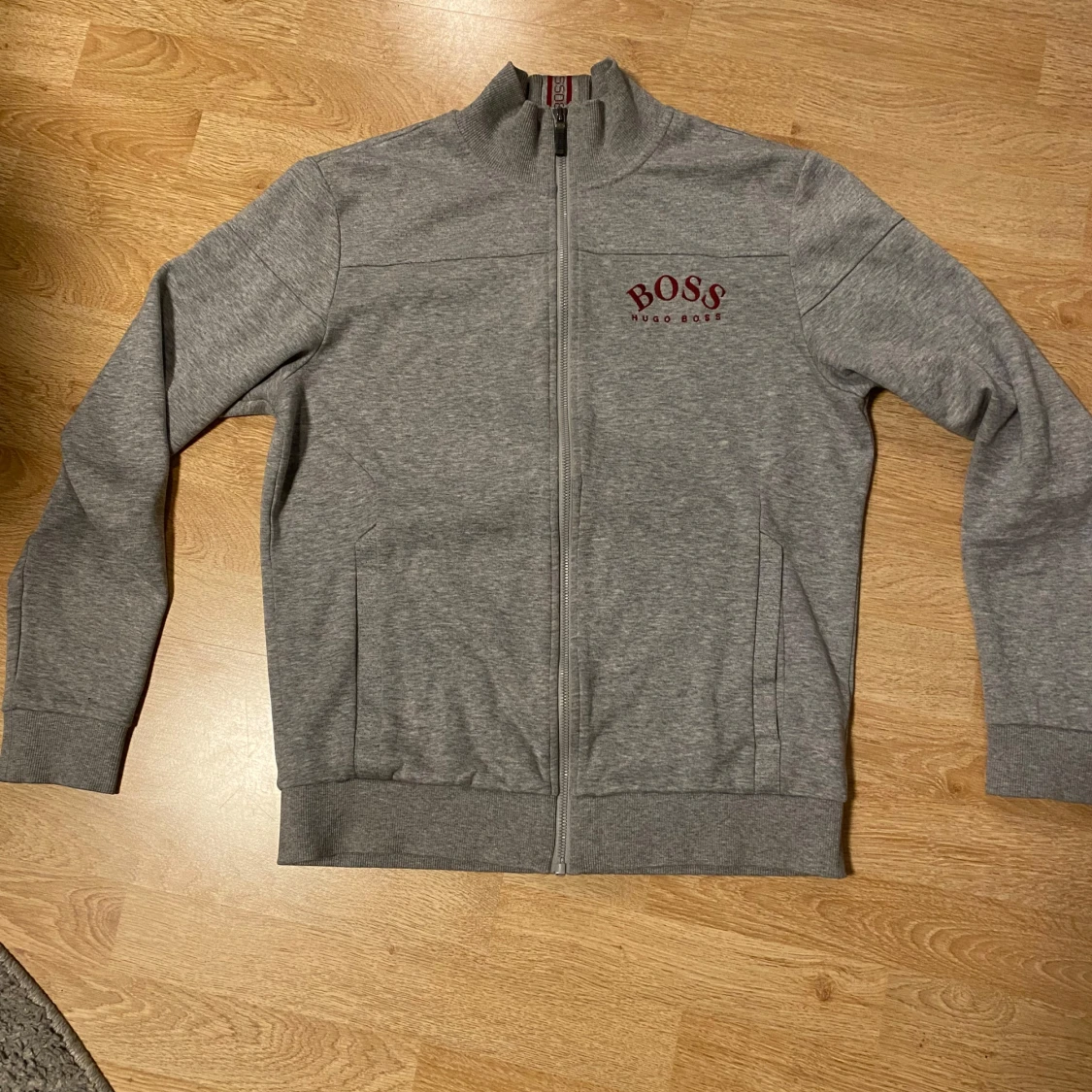 Grå ziptröja från BOSS