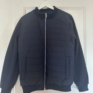 Marinblå cardigan jacka - Snygg och trendig cardigan jacka. Helt ny och har endast testats, kom utan prislapp. Nypris- 800kr