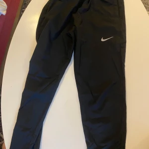 Svarta träningsbyxor från Nike  - Svarta Nike Dri-FIT träningsbyxor passar perfekt om du spelar fotboll, dom har ett litet hål men annars är dom fel fria 