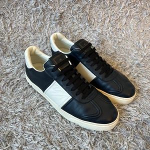 Valentino Flycrew - Ett par sköna eftertraktade navy Flycrews! | Mycket fint skick på skorna finns några få väldigt små tecken på använding. Alla nitar är kvar! | Storlek 41 sitter något större så kan passa omkring 41-42. | Skickar med valentino kort men utan låda! | Ställ gärna frågor innan du köper!