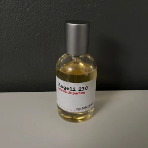 Angeli 23.0 Extrait de Parfum - Angeli 23.0 Extrait de Parfum från one bold choice. Parfymen kommer i en genomskinlig glasflaska med silverfärgad kork och vit etikett med svart och röd text. Innehållet är ljusgult och flaskan har en minimalistisk design. Säljer för jag ej använder den, mycket kvar i flaskan (se bild)😄