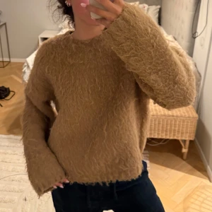 Beige fluffig tröja från H&M - Säljer en supermjuk jättesnygg och fluffig beige tröja från H&M. Tröjan har lång ärm, rund halsringning och en lite lös passform. ❤️❤️ Mina bilder. Köp gärna via köp nu❤️