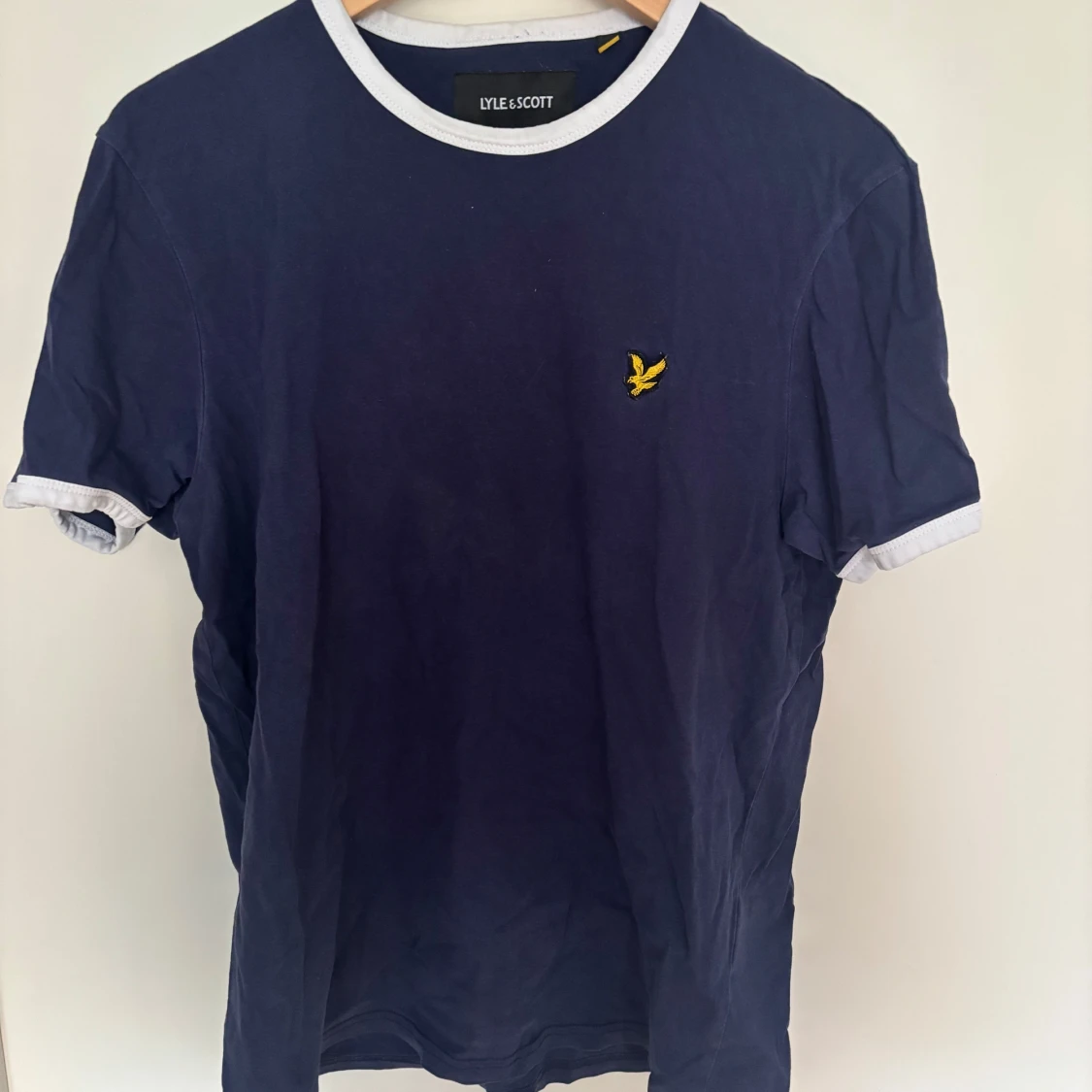 Mörkblå t-shirt med vit kant från Lyle & Scott