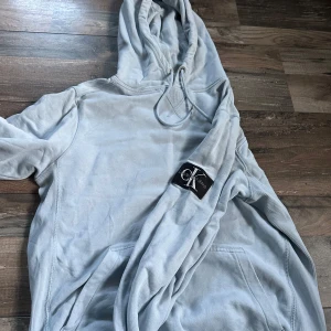 hoodie från calvin klein - säljer denna jätte snygg hoodien från CK, den är inte mkt använd då jag tyckte den var för stor. storlek XS men skulle mer säga S, super fint skick. säljs för 200kr + ev frakt