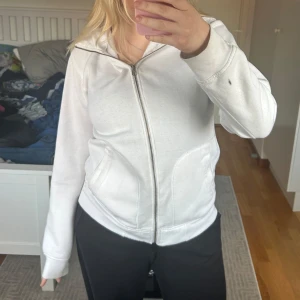 Vit zip hoodie  - Vit zip hoodie från Cubus man, köpt second hand. Lite nopprig, välanvänd. Buda gärna 🥰