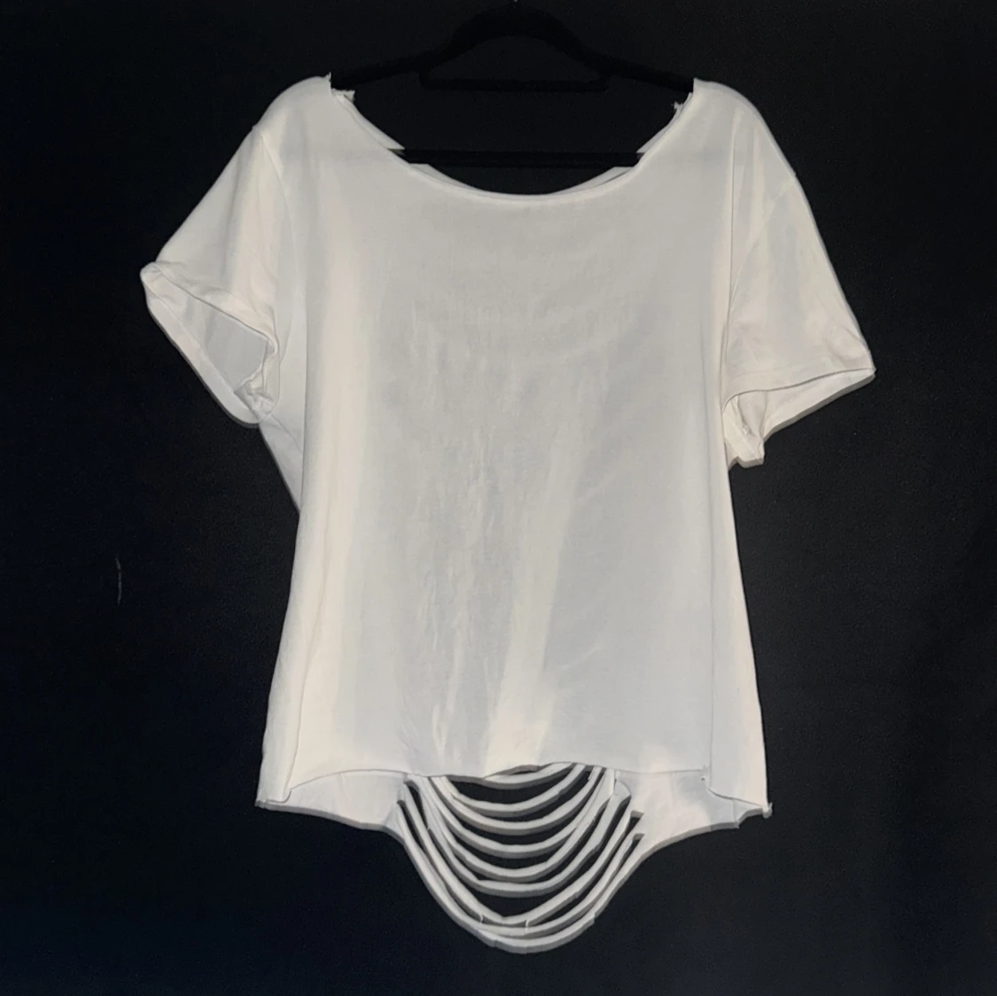 Vit t-shirt med slitsad rygg - 1