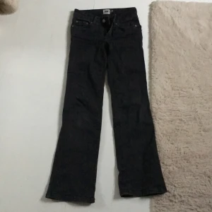 Svarta bootcut jeansbyxor från 157 - Svarta jeansbyxor från 157 i bootcut-modell med kort längd (short). 90s boot modell. Klassisk femficksdesign med knappar på bakfickorna och normal passform. Säljer pågrund av att de är för små för mig💖