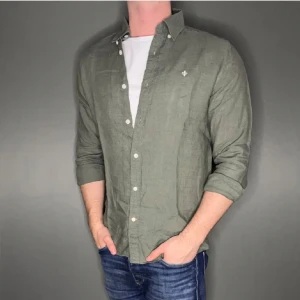 Grön linneskjorta från Morris - Säljer min gröna linneskjorta från Morris🤩| Skjortan är i storlek small | Nypris 1300 mitt pris 649kr | Skjortan är perfekt till somaren och passar till det mesta!! | Posar inom 48h📦