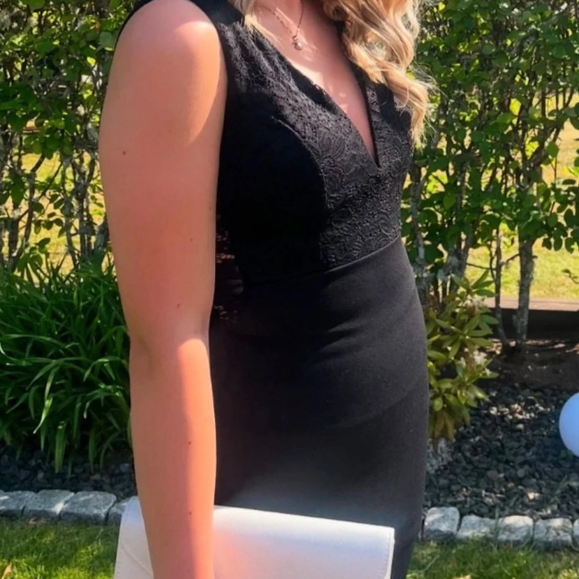 Svart långklänning med spets och v-ringning - 4