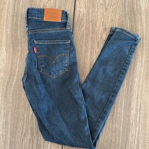 Levi's 720 High Rise Super Skinny jeans blå - Levis jeans i storlek 24, endast använda en gång😊 