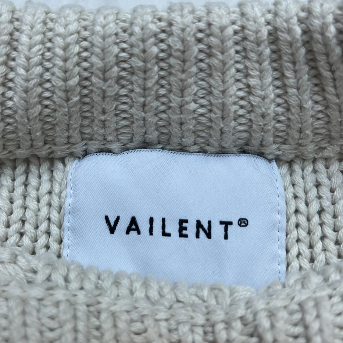 Beige stickad tröja från Vailent - 1