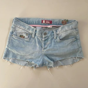Lågmidjade jeans shorts - Ljusblåa jeans shorts med små slitningar, bra skick💞 har lagt upp flera jeans shorts och kjolar!