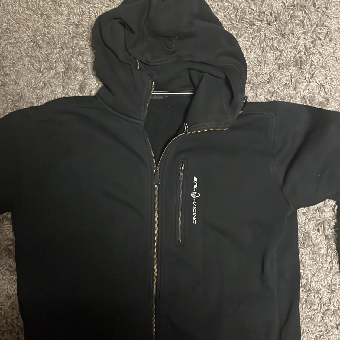 Svart jacka med huva från Sail Racing