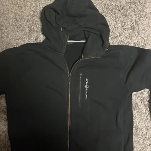 Svart jacka med huva från Sail Racing - Svart Zip tröja från sail racing/XXL