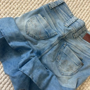 Jeanskjol med volang - Säljer en ljusblå jeanskjol med volangkant och slitna detaljer❣️