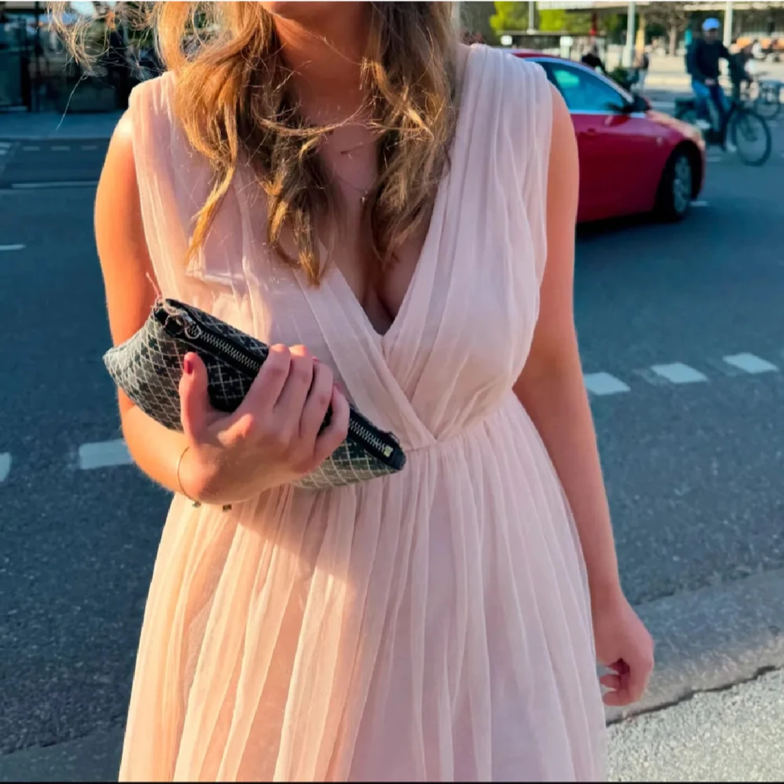 Ljusrosa långklänning med v-ringning - 1