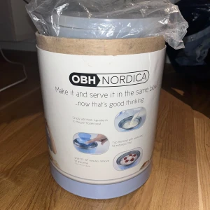 OBH Nordica glassmaskin - Säljer en blå glassmaskin från OBH Nordica. Maskinen har en rund form och levereras med tillhörande skål och lock. Perfekt för att göra egen glass hemma, enkel att använda och servera direkt ur skålen.
