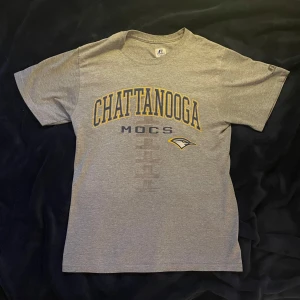 Vintage T-shirt  - Tjena! Säljer en grå vintage t-shirt. Märke: Russel athletic. Den är i väldigt bra skick, den har inga fläckar, hål eller andra defekter. Passar perfekt nu inför sommaren.