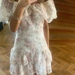 Vit blommig från Fetiche Suances - Super populär klänning från Fetiche Suances som Filippa Montan bär på första bilden. Perfekt inför skolavslutning och sommaren!😊