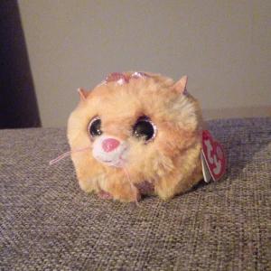 Ty Beanie Boos - Katt - Sött gosedjur formad som en katt från Ty Beanie Boos-serien. Katten har mjuk päls i ljusbrun och vit färg, stora glittriga ögon och rosa detaljer på nos och öron. Perfekt för dig som gillar djur och samlarobjekt.