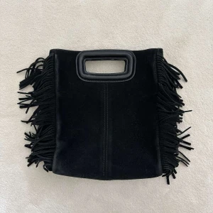 Svart majeväska!  - Säljer min as snygga maje väska som tyvärr inte kommer till användning längre! Maje märket vid handtaget har slitits bort, tecken på användning finns men fortfarande bra skick! Dustbag finns